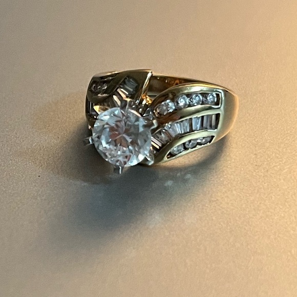 Gorgeous 925 Gold plated cubic zirconia ring 💍 Engagement or Wedding - Picture 6 of 7